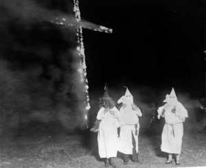 la croce fiammeggiante del Ku-Klux-Klan